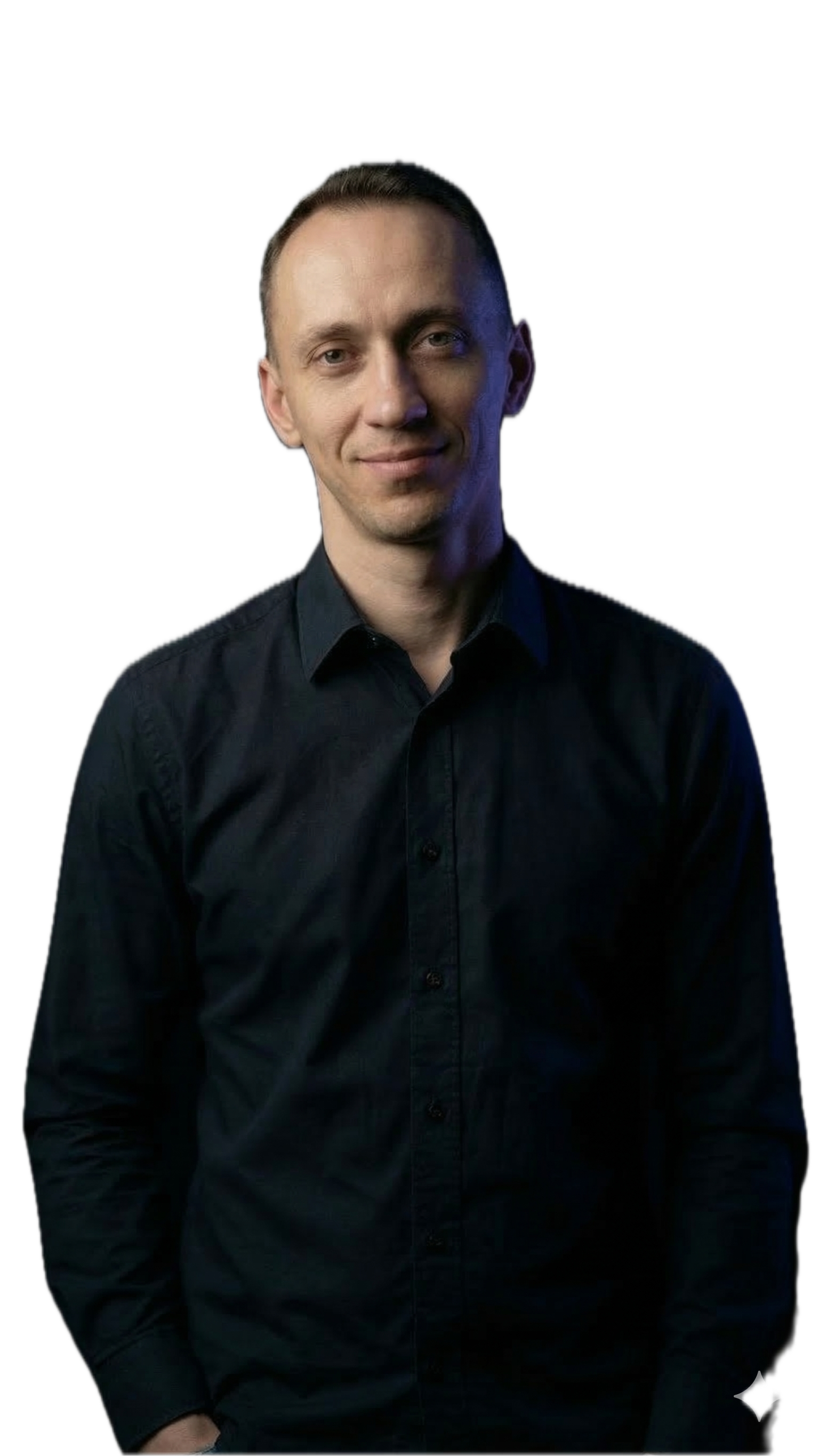 Portret Arka Bykowskiego. Naturalne światło, nieformalne ale schludne. Nie headshot korporacyjny — człowiek który wie co robi.