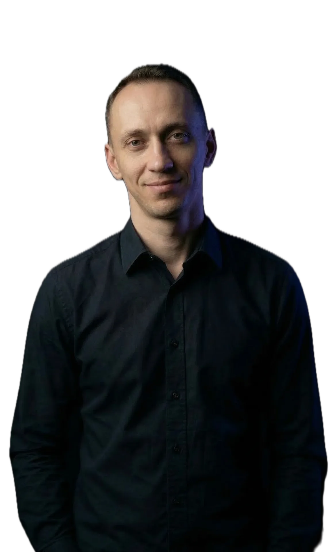 Portret Arka Bykowskiego. Naturalne światło, nieformalne ale schludne.