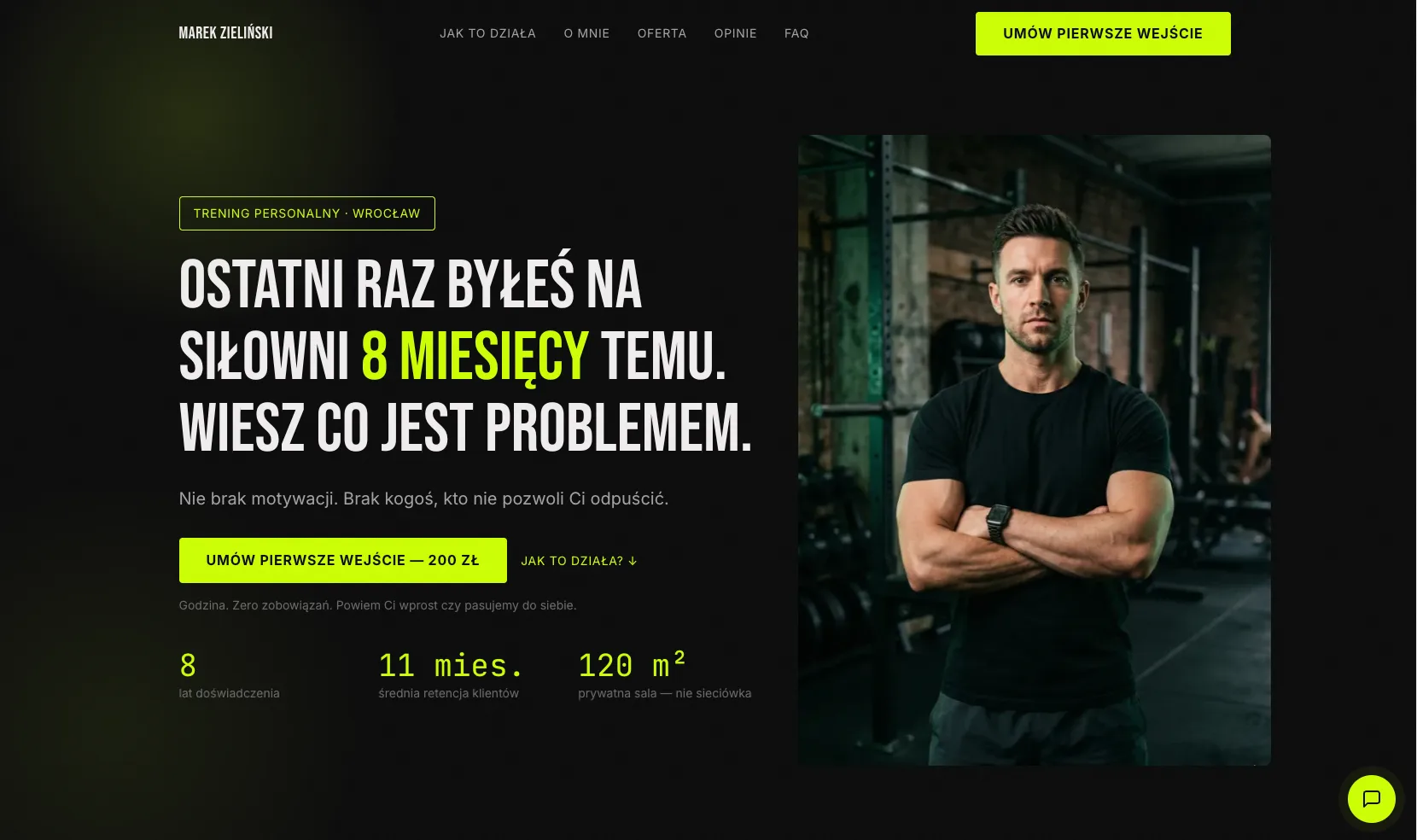 Screenshot strony trenera. Ciemne tło, jaskrawe akcenty. Mocna typografia, duże CTA, sekcja z pakietami i cennikiem.